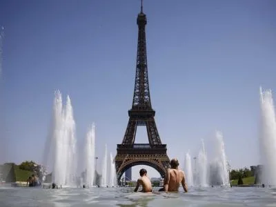 Ola de calor obliga a cerrar monumentos y museos en París