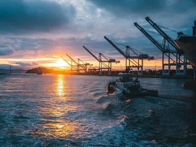 Precios del crudo se disparan tras bloqueo naval en Ormuz