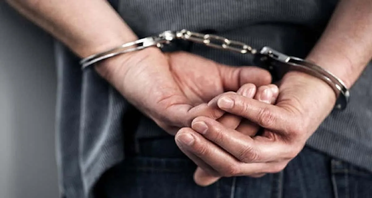 Detienen en el AILA a hombre prófugo por violencia de género