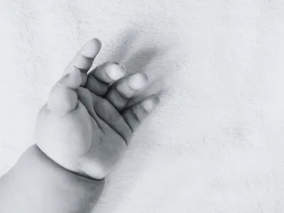 Fallece niño de un año al caer en pozo séptico descubierto