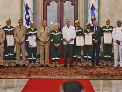 Presidente Abinader condecora a rescatistas dominicanos tras misión en Venezuela