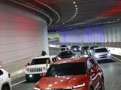 Presidente Abinader entrega túnel en la Plaza de la Bandera