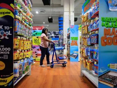 Familias enfrentan alzas en mensualidades y transporte para el año escolar