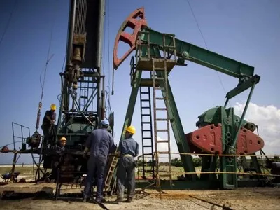 Precio del petróleo WTI aumenta un 5.15% tras ataques en el Mar Rojo