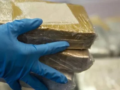 Dos agentes policiales arrestados con diez paquetes de presunta cocaína