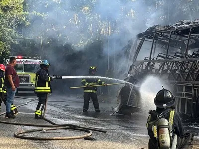 Nueve heridos tras incendio de autobús en carretera La Vega-Jarabacoa
