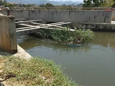 Recuperan cuerpo de hombre arrastrado por canal en Santiago Oeste