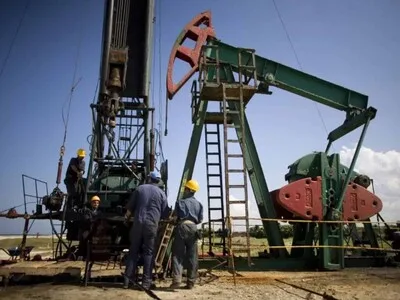 Precios del petróleo retroceden tras superar la barrera de cien dólares