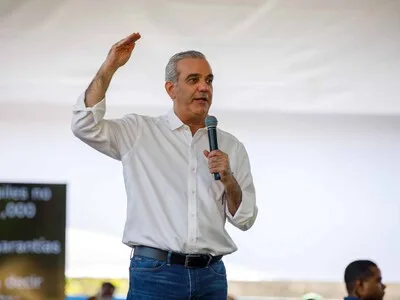 Abinader entrega obras de salud, deporte y títulos en Santo Domingo