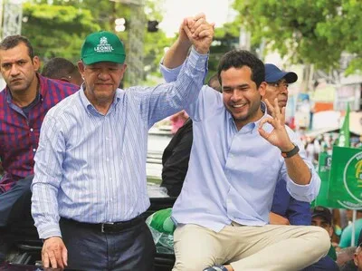 Omar y Leonel Fernández protagonizan intercambio de roles por el Día del Padre