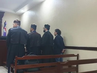 Tribunal impone coerción millonaria a empresas vinculadas a barcazas de Azua
