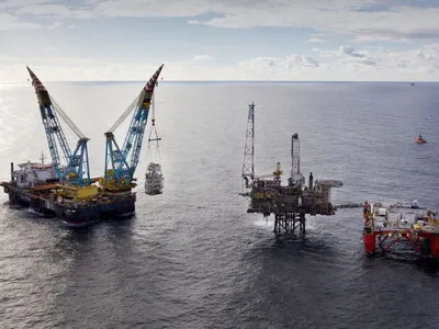 Precios del petróleo caen tras anuncio de negociaciones entre EE. UU. e Irán