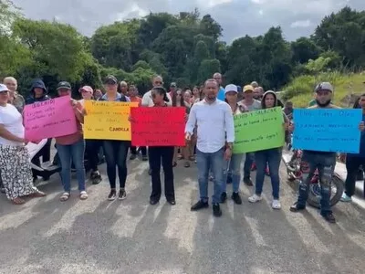 Comunidad de Pinalito paraliza actividades exigiendo terminación de carretera en Santiago