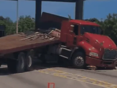 Accidente entre patana y minibús en peaje de la Autovía del Este