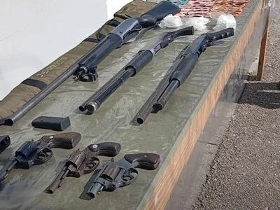 Tres detenidos y armas incautadas tras operativos policiales en Barahona
