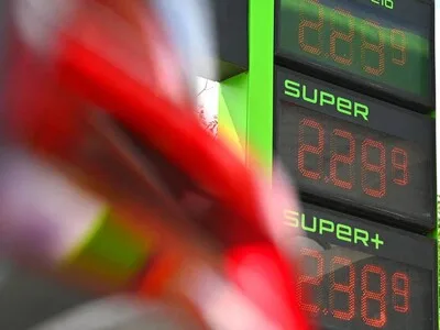 Petróleo de Texas registra alza del 2.75% ante tensiones en Ormuz