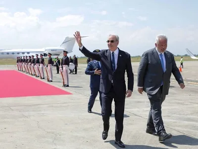 Presidente Abinader arriba a Colombia para toma de posesión presidencial