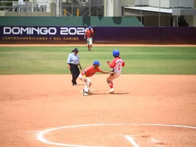 Cuba mantiene esperanzas en softbol masculino tras vencer a Colombia