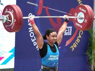 Fransheska Matías conquista doble medalla de plata en halterofilia