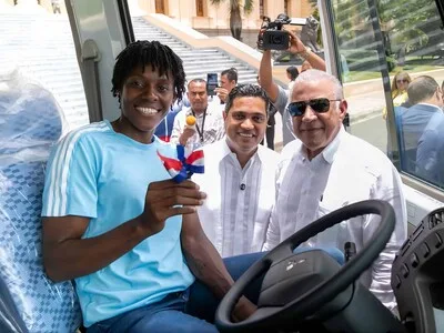 Gobierno entrega autobús a la fundación de Marileidy Paulino