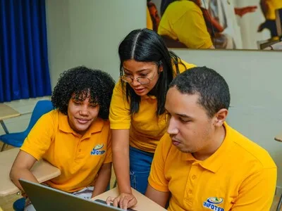 Estudiantes dominicanos priorizan formación técnica en programación durante 2026