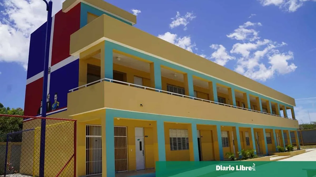 Implementan uso de mochilas transparentes en centro educativo de Barahona