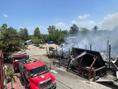 Incendio afecta Plaza El Oasis en el municipio de La Victoria