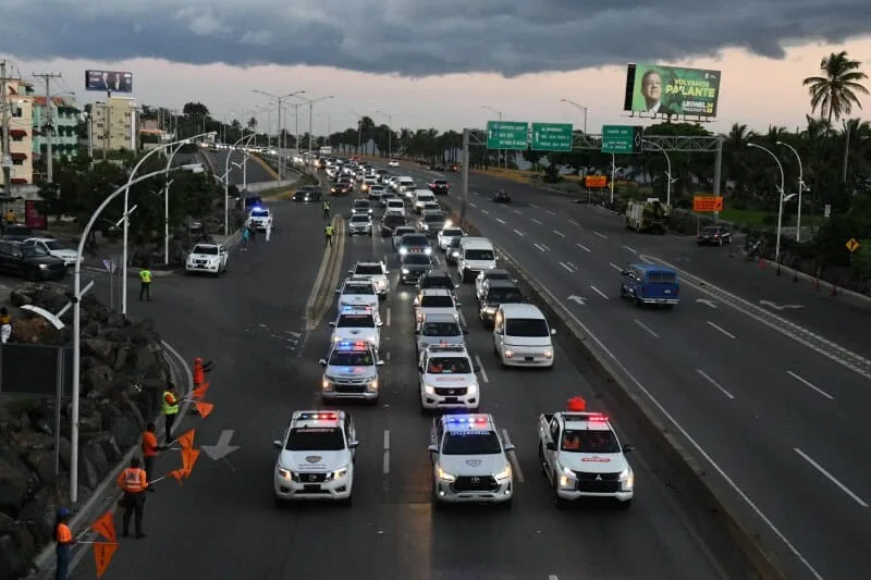 Caída de árbol en autopista Las Américas deja cuatro personas heridas