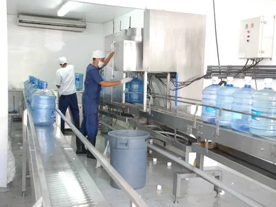 Análisis revela disparidad sanitaria en agua de botellones en Santo Domingo