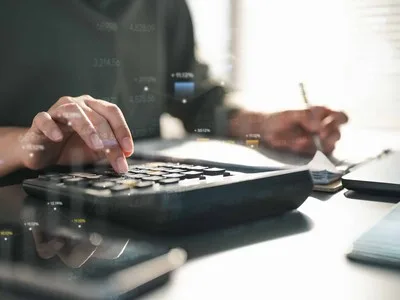 Austria exige transparencia en plataformas mientras República Dominicana avanza en regulación