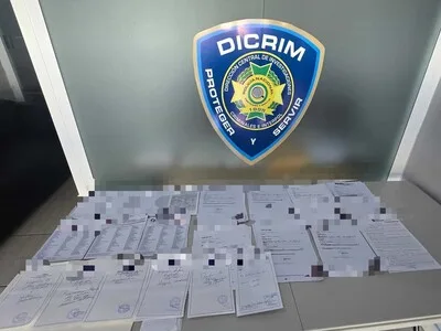 Detienen a hombre con 125 documentos médicos falsos en Santiago