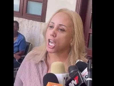 Claudia Pérez se entrega ante el tribunal tras orden de captura