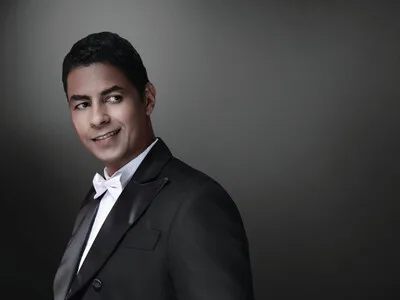Héctor Aníbal encarna al legendario barítono Eduardo Brito en el teatro