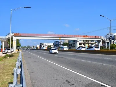 Cierre parcial en autopista Las Américas por desmonte de puente peatonal