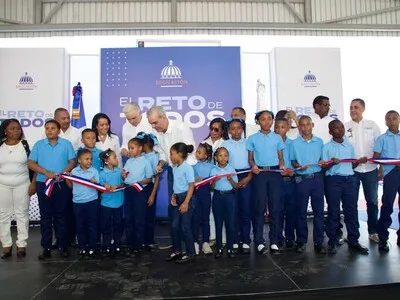 Abinader exhorta a la comunidad educativa iniciar clases este lunes