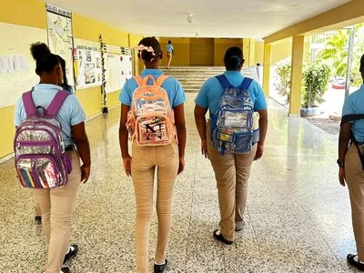 Inician año escolar en Barahona con uso de mochilas transparentes