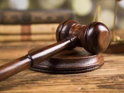 Condenan a 30 años de prisión a hombre por atacar a funcionarias