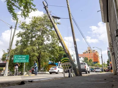 Poste de tendido eléctrico amenaza seguridad en Villa Consuelo