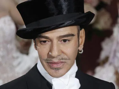 John Galliano cancela exposición en el Met tras fuertes críticas