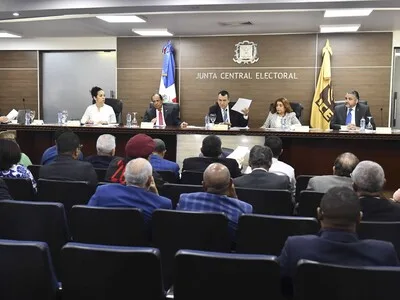 Legisladores critican gestión de la JCE tras suspender veda de encuestas