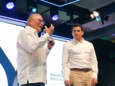 Frank Rainieri recibe distinción por su trayectoria en el sector turístico