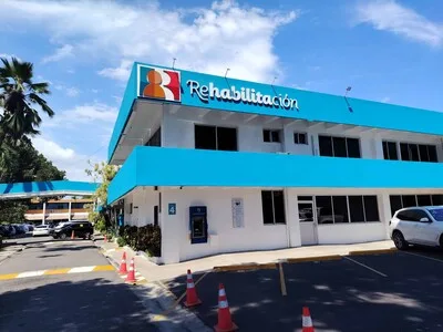 Madres denuncian alzas en terapias de la Asociación Dominicana de Rehabilitación