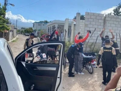 Operativo policial en Enriquillo resulta en dos apresamientos y decomisos
