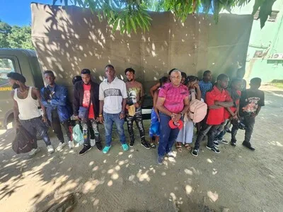 Detienen a conductor por tráfico de 17 haitianos en Santiago Rodríguez