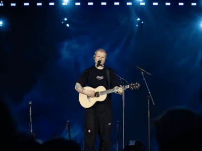Artistas y políticos critican a Ed Sheeran por excluir a Macklemore