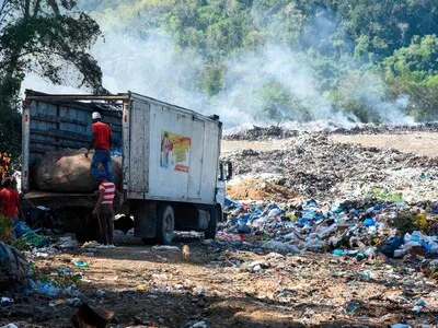 Alcaldesa de Sabana Iglesia acuerda medidas contra contaminación en vertedero municipal