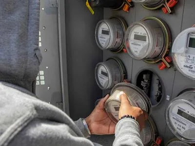 Usuarios enfrentan resultados dispares al reclamar aumentos en facturas eléctricas