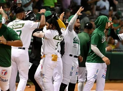 Incertidumbre financiera rodea el inicio de la temporada de béisbol 2026-2027