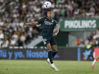 La marca suiza On irrumpe en el fútbol fichando a Mbappé