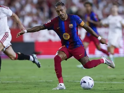Raphinha guía al Barcelona con triplete ante el Sevilla